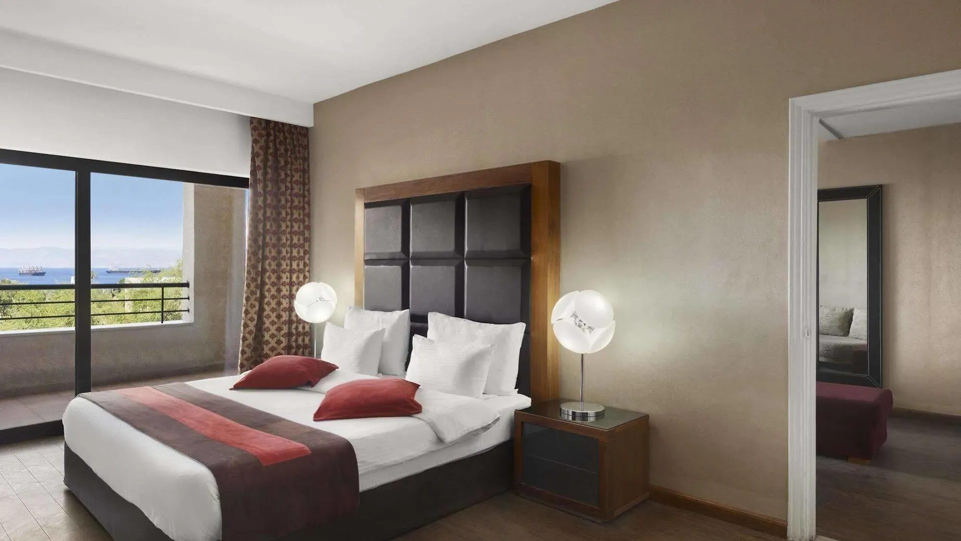 Day Inn Hotel & Suites, Akabe